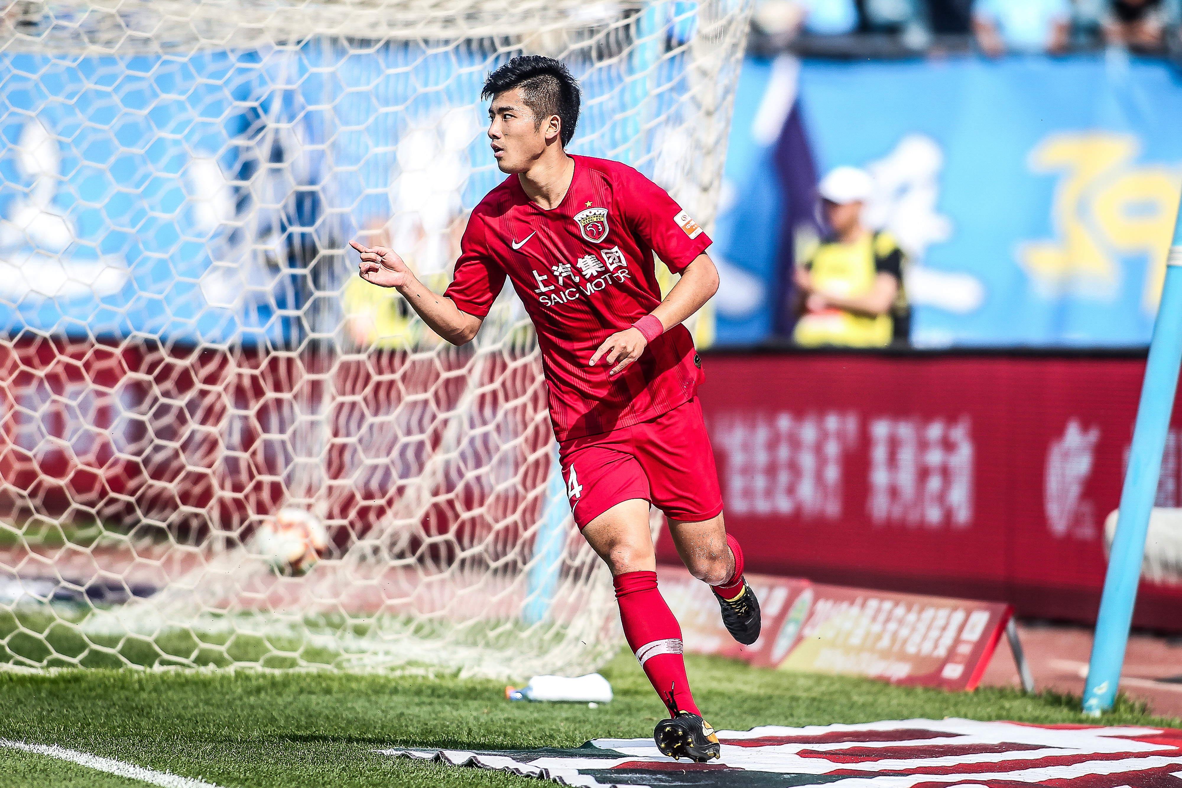 小将赛后拥抱母亲太感人