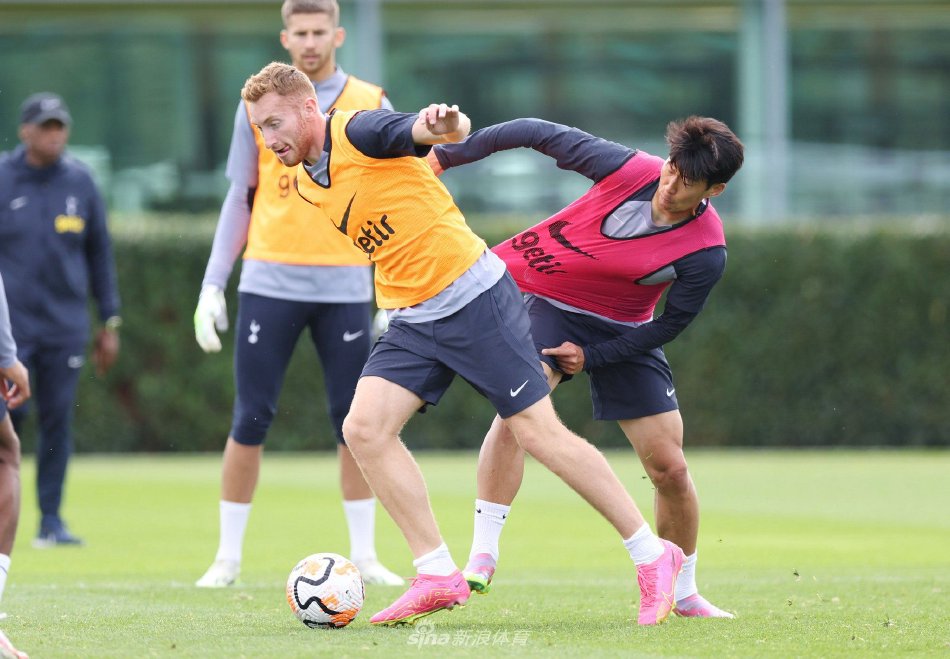 足球西甲榜首易主，冠军形势再变（西甲榜首再度易位，争冠格局重洗牌）